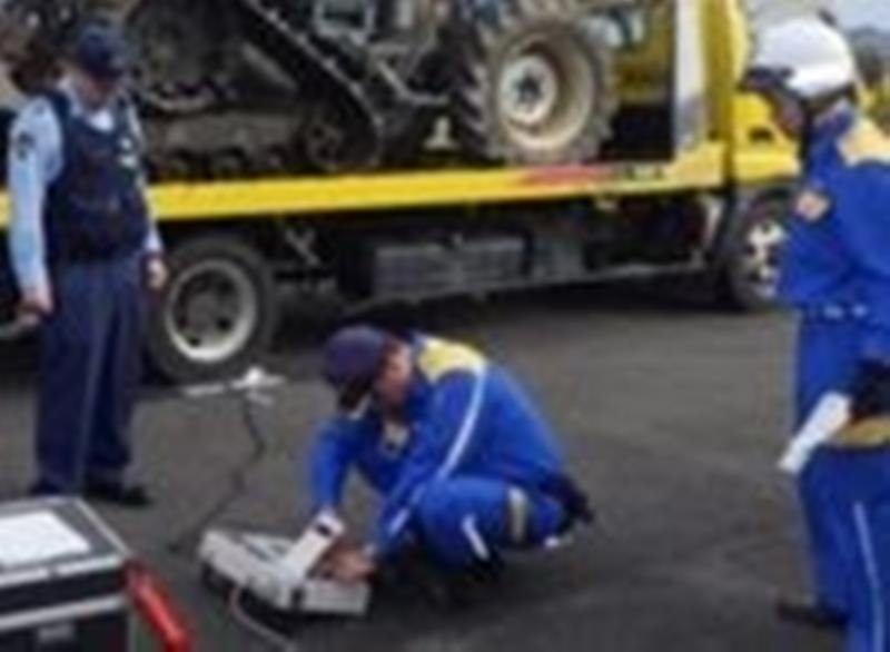車両の重さを量る警察官（茂原署提供）
