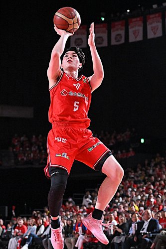 群馬戦でジャンプシュートする千葉Ｊ・瀬川。Ｗ杯アジア１次予選、台湾戦に向けた直前合宿参加メンバー２０人に最年少で選出された＝１０月１９日、船橋市ららアリーナ東京ベイ（Ｂリーグ提供）
