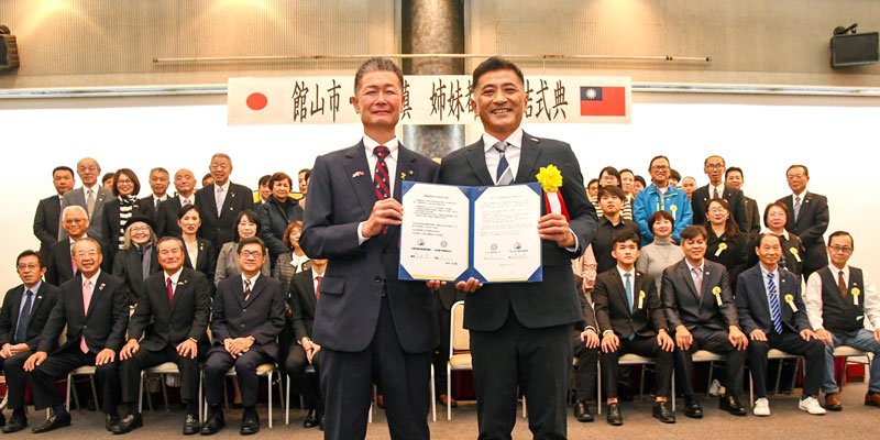 姉妹都市提携を締結した森市長（左）と台湾・蘇澳鎮の李鎮長＝館山市（同市提供）