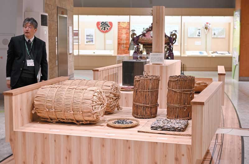 江戸時代に活躍したほぼ原寸大の五大力船の復元模型＝７日、千葉市中央区