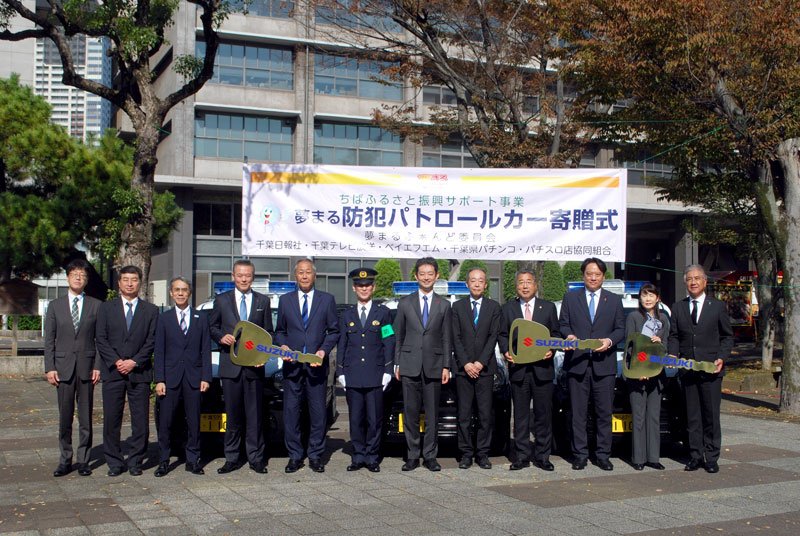 青パトのレプリカキーを持つ３市の代表者ら＝７日、千葉市中央区