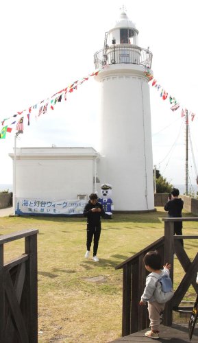 洲埼灯台を訪れた観光客ら＝８日、館山市
