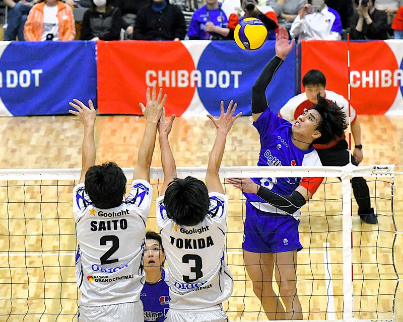 千葉－長野　第１セット、千葉・松下（右）がスパイクを決める＝ＹｏｈａＳアリーナ