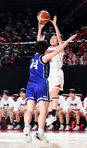 第２クオーター、シュートを放つ千葉経大付・浅野