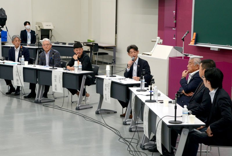部活動地域移行の課題などについて意見を交わすパネリストら＝市原市の帝京平成大千葉キャンパス