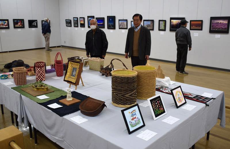 元教職員らの力作が並ぶ展示会場＝茂原市立美術館・郷土資料館