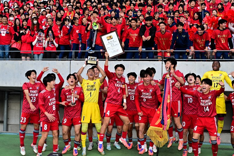 ２年連続９度目の優勝を決めて喜ぶ流通経大柏イレブン＝１６日、千葉市のフクダ電子アリーナ