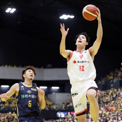 宇都宮－千葉Ｊ　第１クオーター、シュートを決める千葉Ｊ・金近＝日環アリーナ栃木