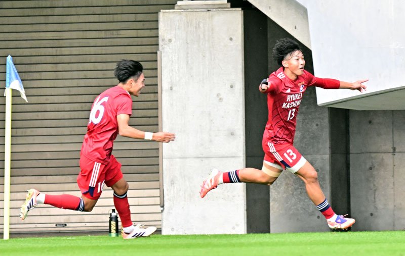 流通経大柏―専大松戸　後半、先制ゴールを決め応援席に駆け出す流通経大柏・渡辺（右）=フクアリ