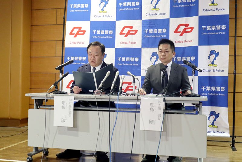 松戸路上殺人事件の容疑者逮捕を記者会見で説明する松戸署長（左）ら＝１７日午後２時５分ごろ、松戸市の松戸署