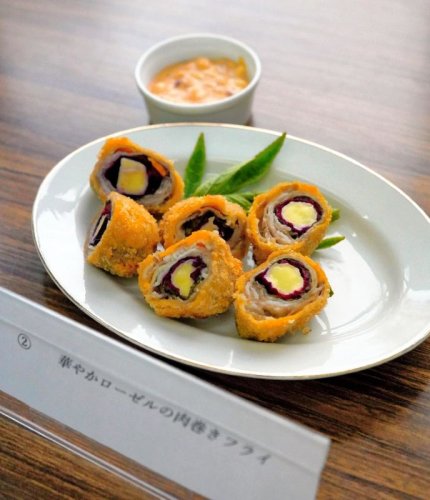ごはん・おかず部門最優秀賞に選ばれた「華やかローゼルの肉巻きフライ」