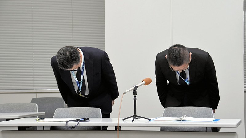 県立高の男性教諭２人の懲戒処分を発表し、謝罪する県教委の担当者＝１８日、県庁