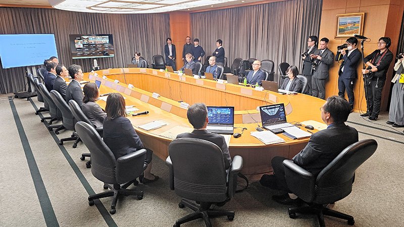事業者の計画を踏まえ意見交換した有識者会議＝１８日、県庁