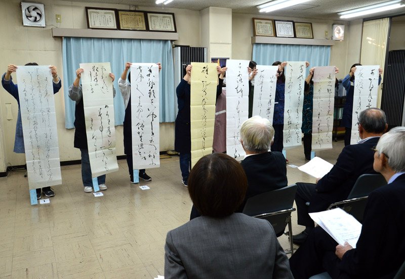 作品を厳正に審査する審査員ら＝１９日、千葉市中央区の千葉日報社