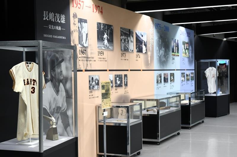 長嶋茂雄さんのお別れの会で展示された現役時代のユニホームやバット＝２１日、東京ドーム
