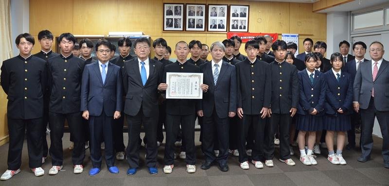 ２１世紀枠の県推薦校に選出され、表彰状を受け取った国分の伊藤主将（中央）ら＝市川市
