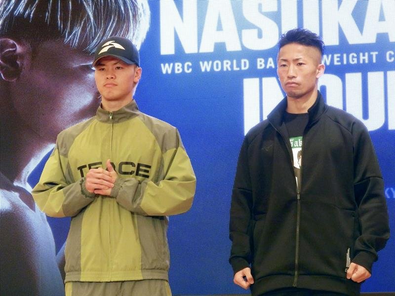 ＷＢＣバンタム級王座決定戦を前に行われた記者会見後、撮影に応じる那須川天心（左）と井上拓真＝東京ドームホテル（共同）
