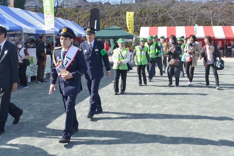 酒々井ふるさとまつりの会場内を徒歩巡回した谷川選手（左）とながら見守り隊のメンバー＝２２日、酒々井町