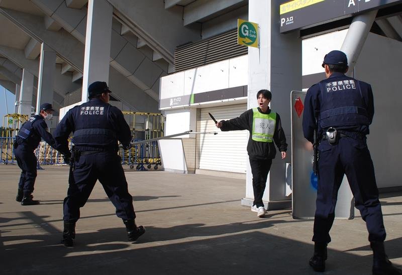 訓練の中で、刃物を持った人物に警察官が対応する場面＝２８日、千葉市中央区の「フクダ電子アリーナ」
