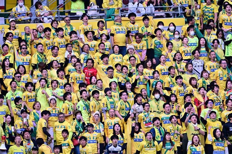 サッカーＪ２最終節のジェフ千葉―ＦＣ今治戦で、声援を送るジェフサポーター＝２９日、千葉市中央区のフクダ電子アリーナ

