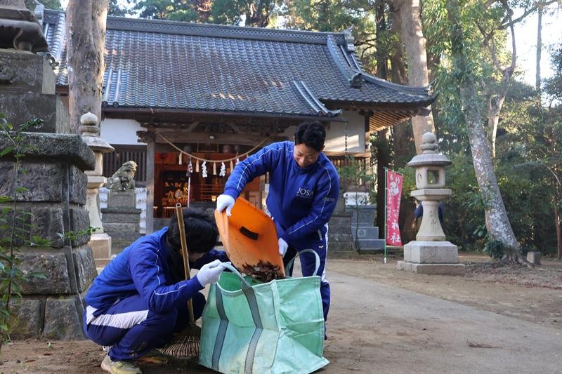 境内の落ち葉を集める城西国際大学の硬式野球部員＝２４日、東金市