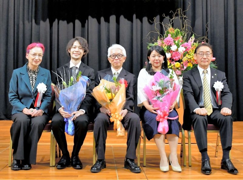 第１回永井荷風文学賞を受賞した田中純さん（中央）。右隣は新人賞受賞の春野さん、左隣は同、湯谷さん。右端は実行委員長の田中甲市長、左端は同副委員長の荻野さん＝市川市