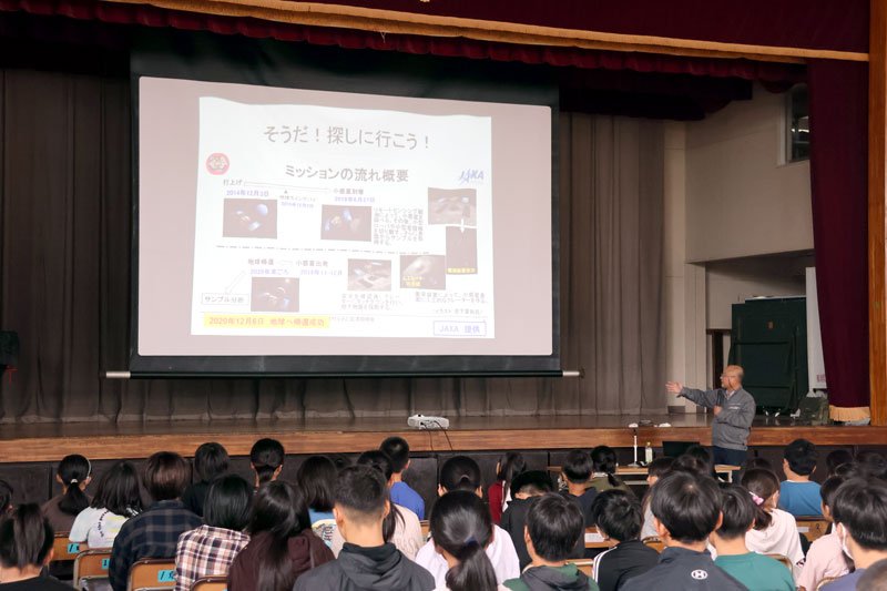 村田さんの説明に耳を傾ける正気小の生徒ら＝東金市