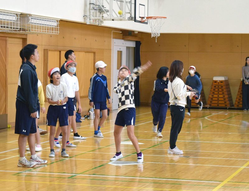 「ベールボール５」を体験する６年生児童ら＝船橋市立船橋小