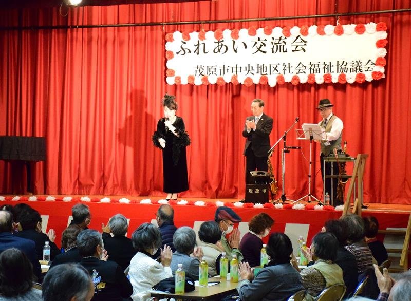ふれあい交流会を楽しむ参加者＝茂原市
