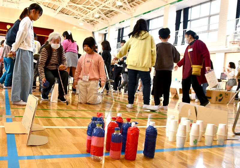 児童と高齢者　手作りゲームで笑顔の輪　香取・小見川中央小で交流会
