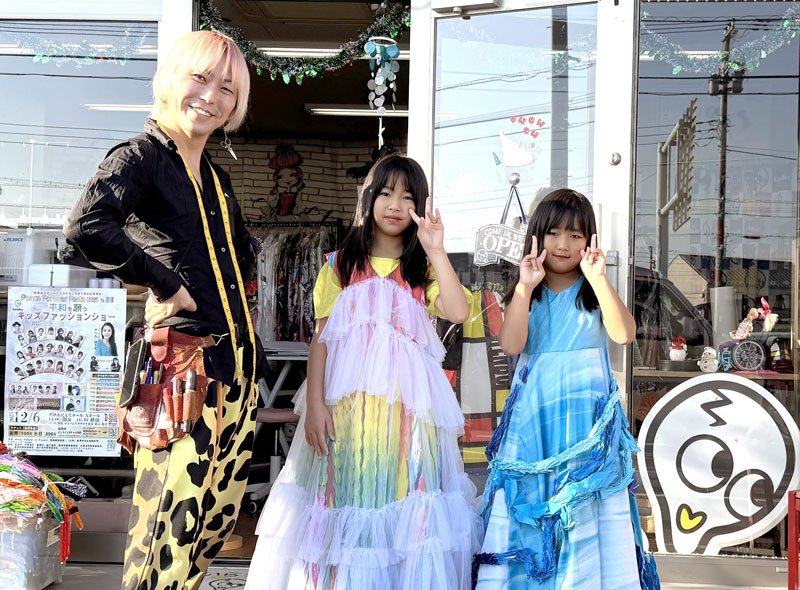 本番を控え、衣装合わせのため訪れた子どもたちと鶴田さん（左）＝木更津市