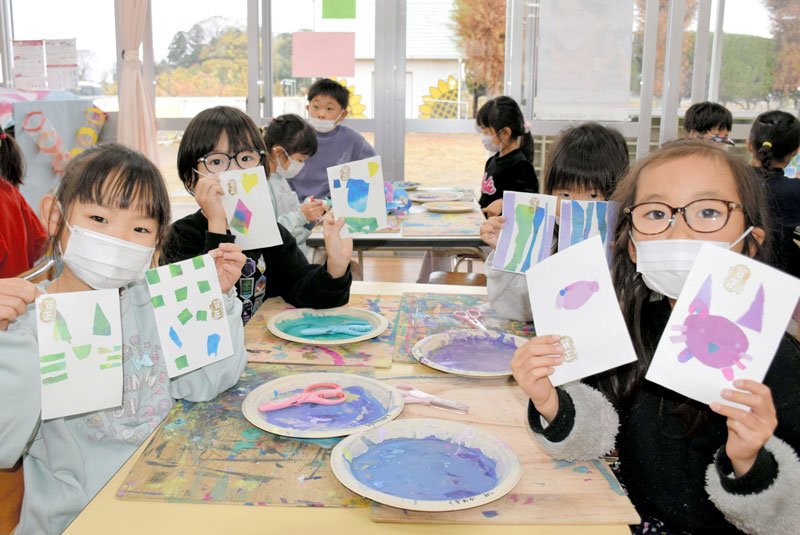 「世界に一つだけ」の年賀状できた―。こども園の園児がちぎり絵によるオリジナルの年賀状を作り、大切な人を思い浮かべながら投かんした＝３日、長生村