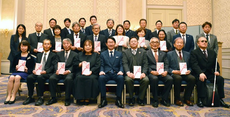 寄贈・助成を受けた各団体の代表者ら＝千葉市中央区
