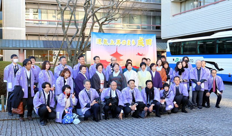 成田市観光の宣伝に向けて出発式で意気込む関係者＝４日、成田市
