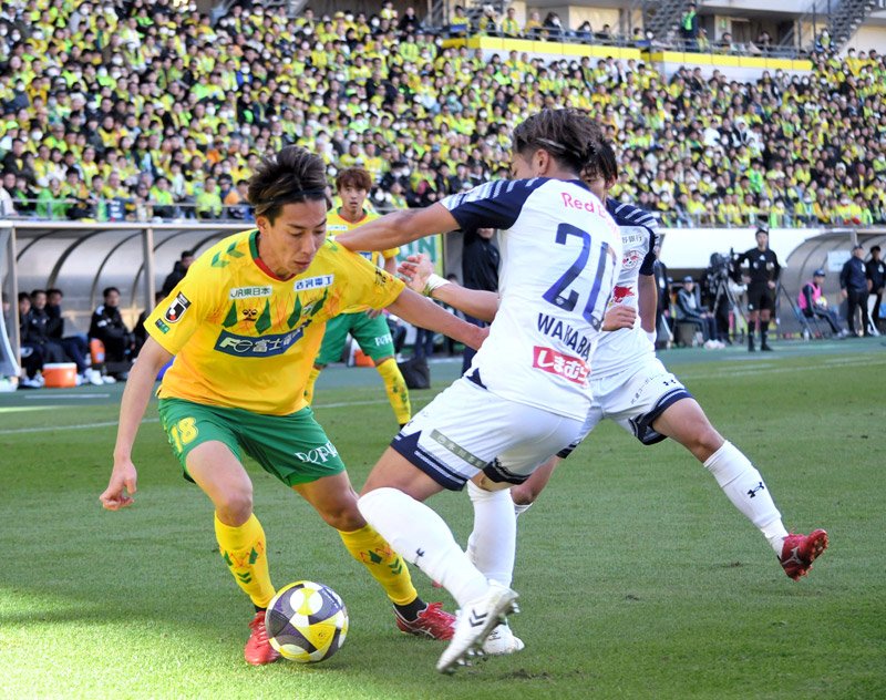 Ｊ１昇格プレーオフ準決勝　千葉―大宮　前半、競り合う千葉・杉山（左）＝７日、千葉市のフクダ電子アリーナ