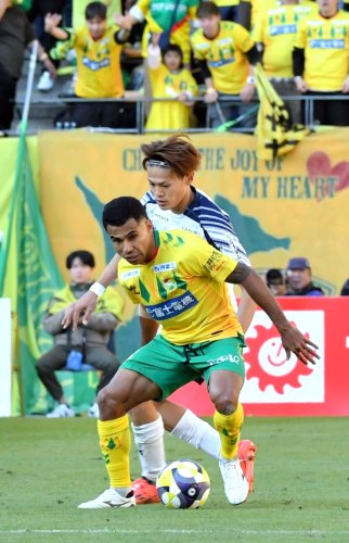 千葉－大宮　後半、競り合う千葉・エドゥアルド（左）と大宮・津久井＝フクアリ