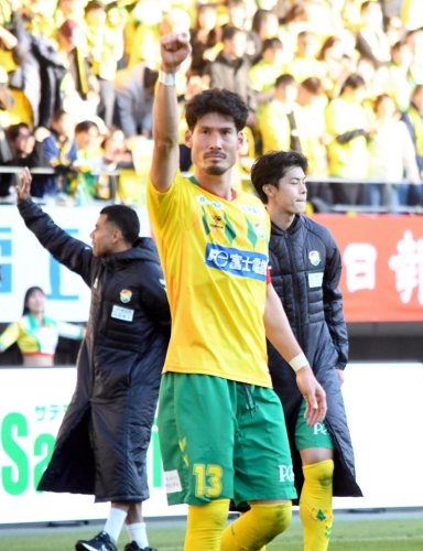 千葉―大宮　試合後、サポーターへ拳を掲げる千葉・鈴木大（中央）＝フクアリ