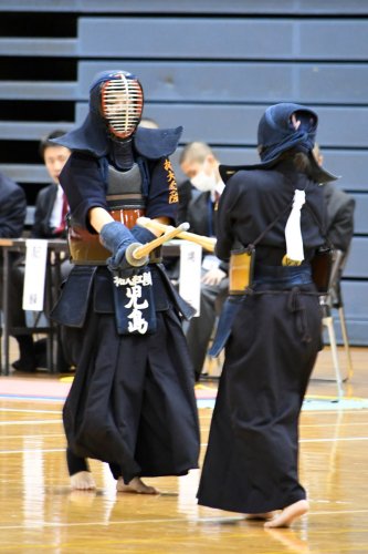 女子決勝で攻める拓大紅陵の大将・児島＝船橋アリーナ