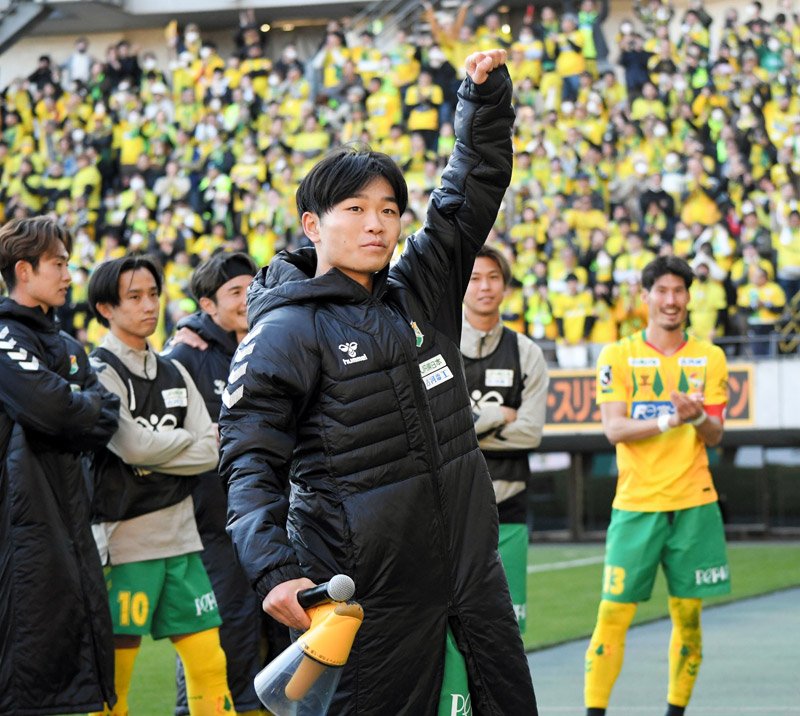 大宮に逆転勝ちし、サポーターに拳を突き上げる千葉・姫野＝７日、千葉市のフクダ電子アリーナ