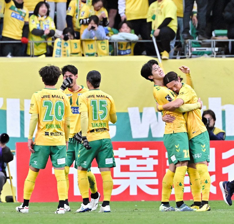 徳島に競り勝ちＪ１復帰を決めて喜ぶジェフ千葉の選手たち＝フクアリ