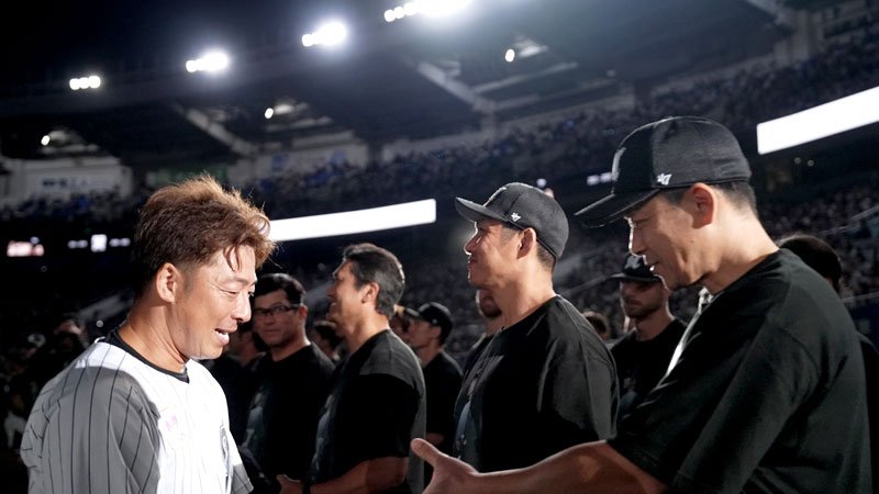 美馬（左）と握手するサブロー監督（右。当時ヘッドコーチ）＝９月３０日、ＺＯＺＯマリン
