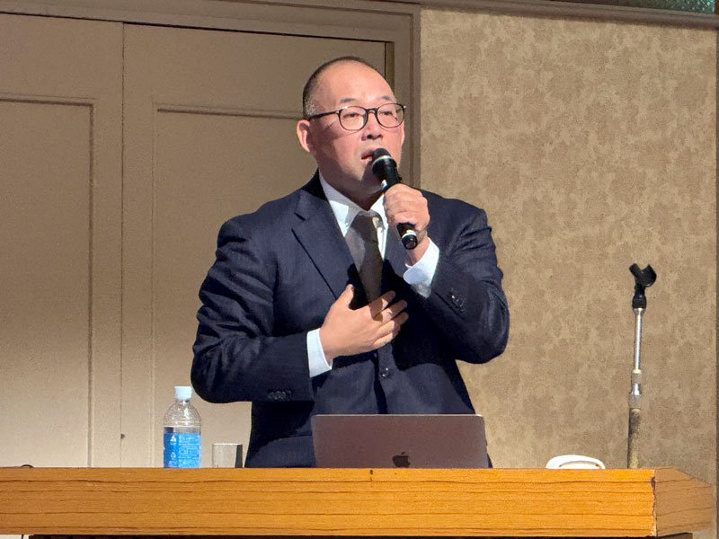 千葉政経懇話会１２月例会で講演する浅見氏＝１６日、千葉市中央区のホテル