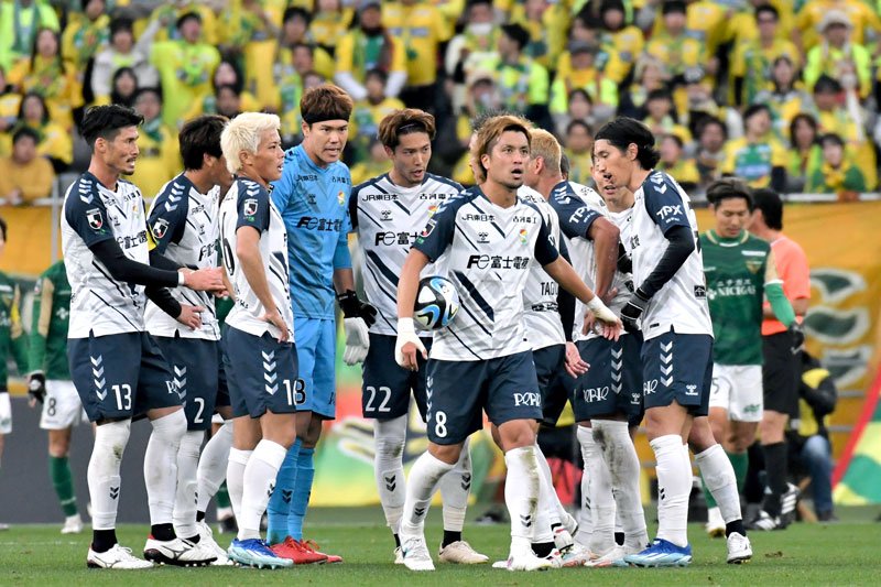 昇格プレーオフの東京Ｖ戦で声をかけ合うジェフ千葉イレブン＝２０２３年１１月、味スタ