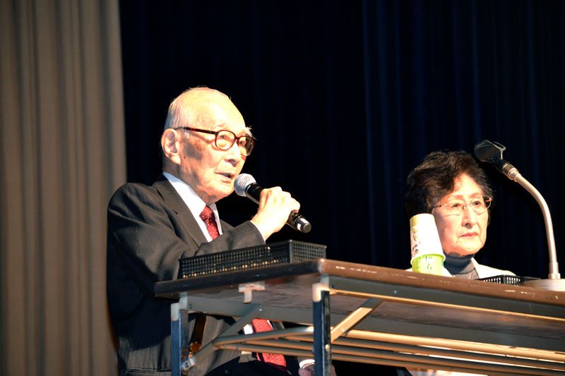講演する日本被団協の田中さん（左）と児玉さん＝四街道市の市文化センター
