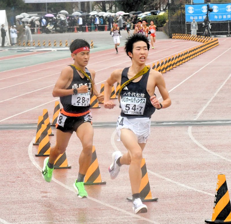 ５位でゴールした八千代松陰のアンカー荒井稜司（右）＝たけびしスタジアム京都