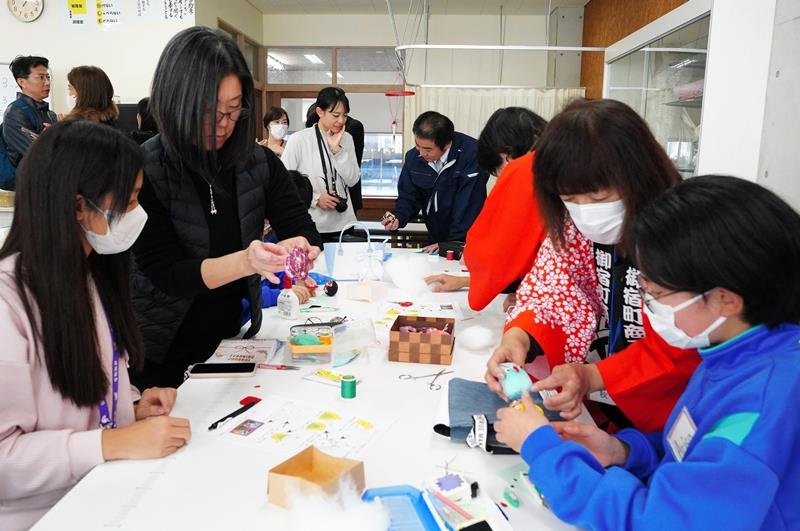 「福」呼ぶフクロウできた！　御宿　つるし雛作りで日台交流　商工会女性部が手ほどき