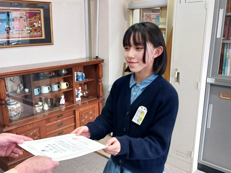 表彰状を受け取る酒井さん＝２２日、千葉市緑区