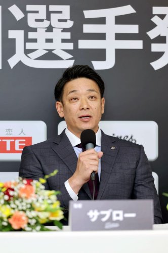 新入団会見に指揮官として臨むサブロー監督＝１２月１１日、東京都内のロッテ本社