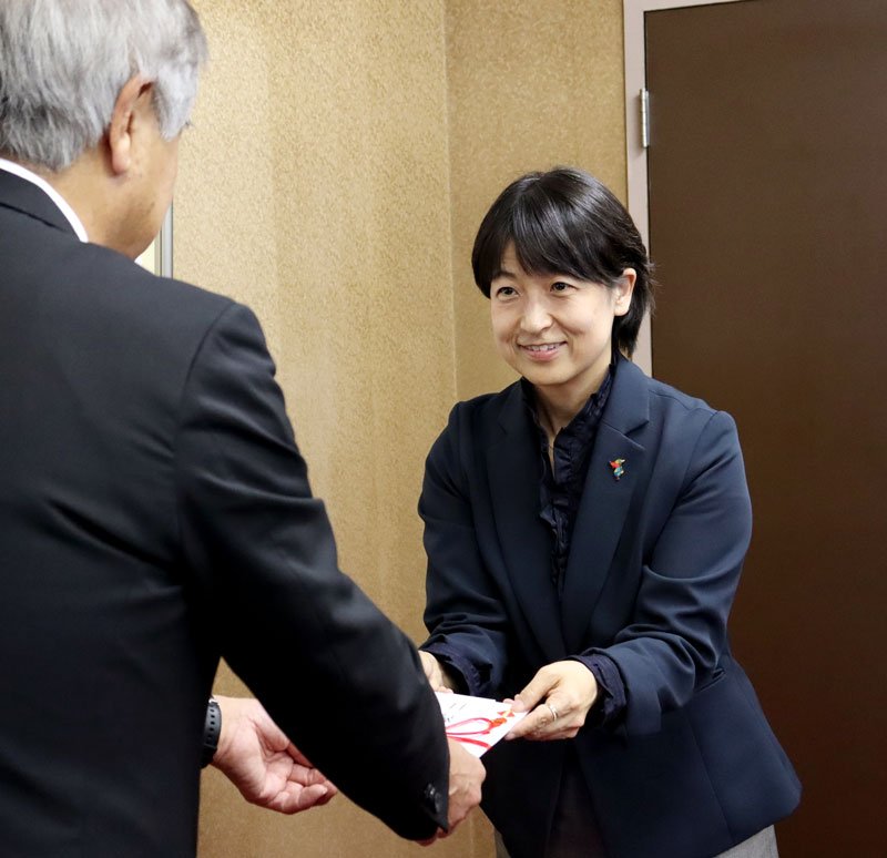 目録を手渡す淡路代表