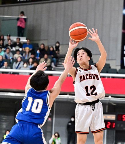 第２クオーター、シュートを放つ八千代・駒木（１２）